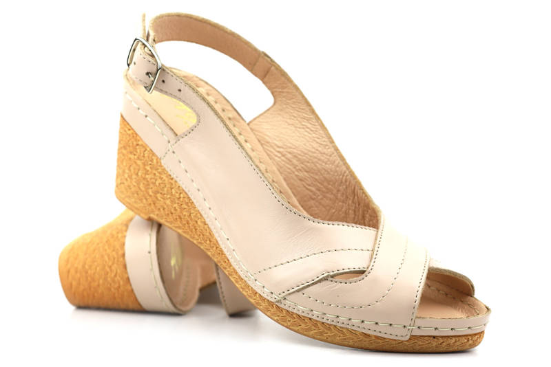 Kožené, měkké dámské sandály na klínku - Agxbut 555, béžová