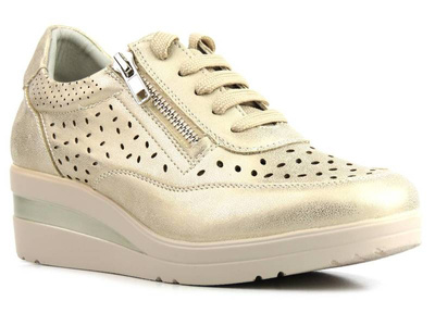 Dámská obuv s prolamovaným svrškem - WOJTYŁKO 22405L, zlatá