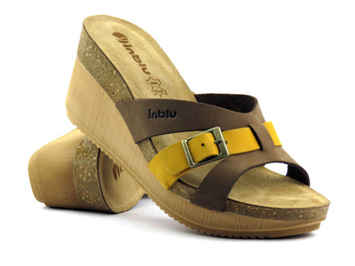 Dámské kožené sandály na klínku - INBLU EN-24, hnědé