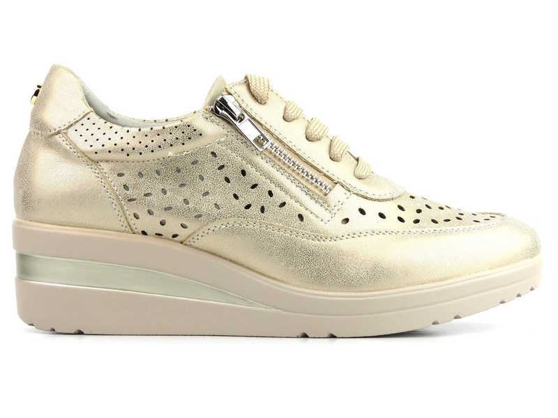 Dámská obuv s prolamovaným svrškem - WOJTYŁKO 22405L, zlatá