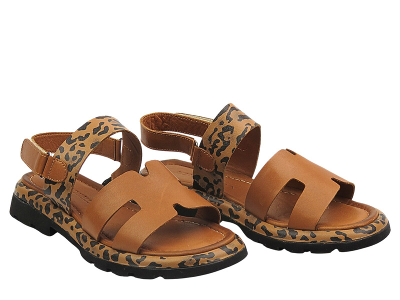 Hnědé dámské ploché sandály - Bombonella P068 10909