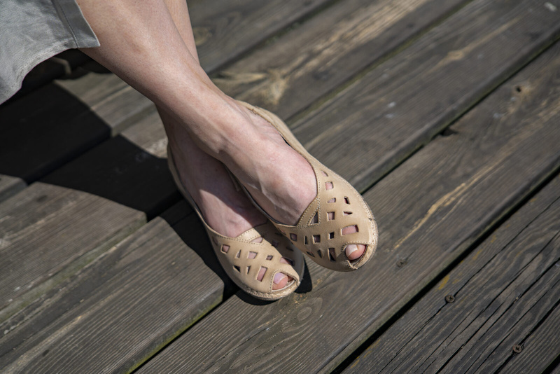 Dámské kožené sandály s výřezy - HELIOS Komfort 4027, světle béžová 2