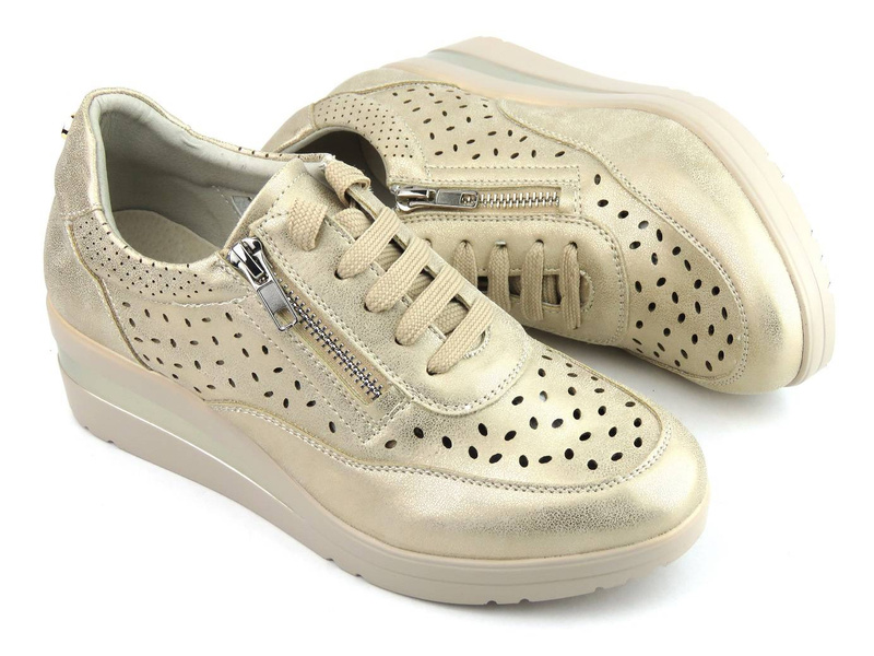 Dámská obuv s prolamovaným svrškem - WOJTYŁKO 22405L, zlatá