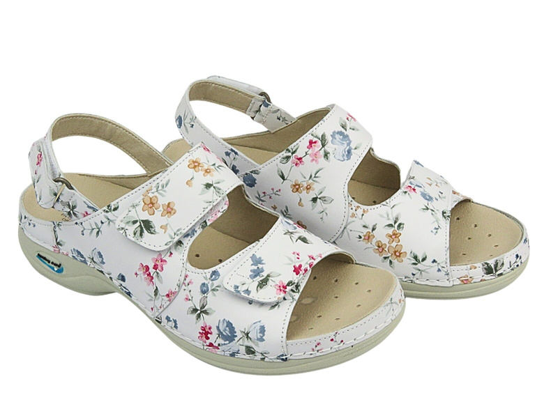 Vysoce kvalitní dámské zdravotní žabky - Nursing Care WG8F1, bílé s květy