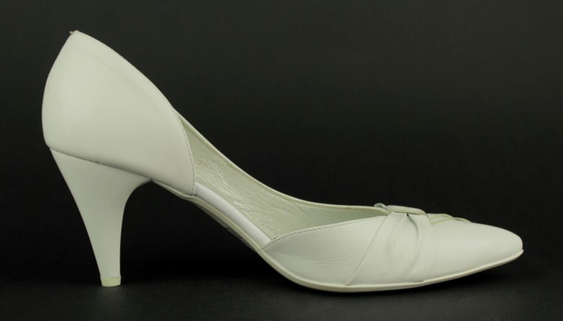 Kožené svatební lodičky s mašlí - Kotyl 731, bílé