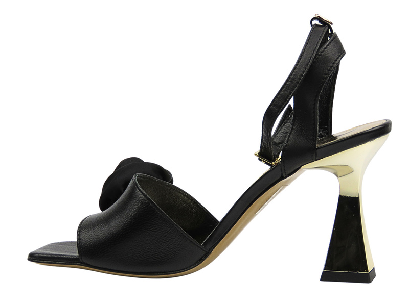 Elegantní dámské sandály s ozdobnou květinou – CheBello 4624, černé