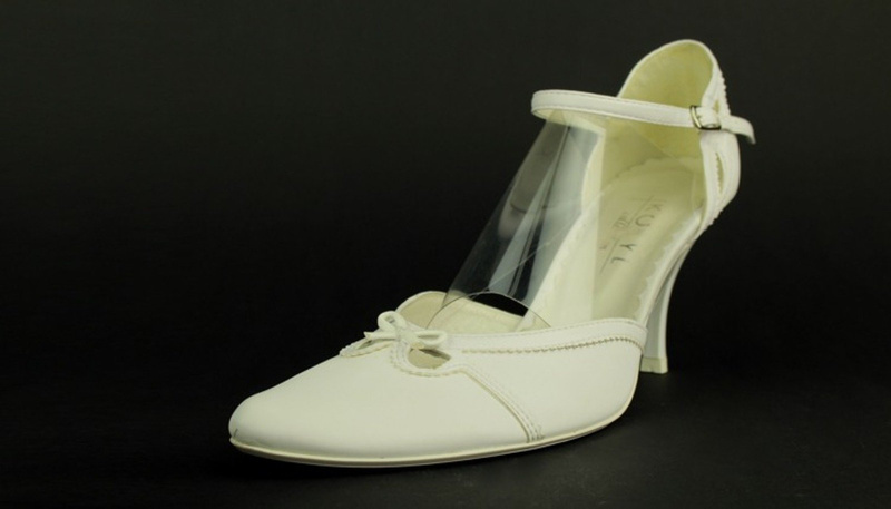 Svatební lodičky s mašlí - Kotyl 153, bílé