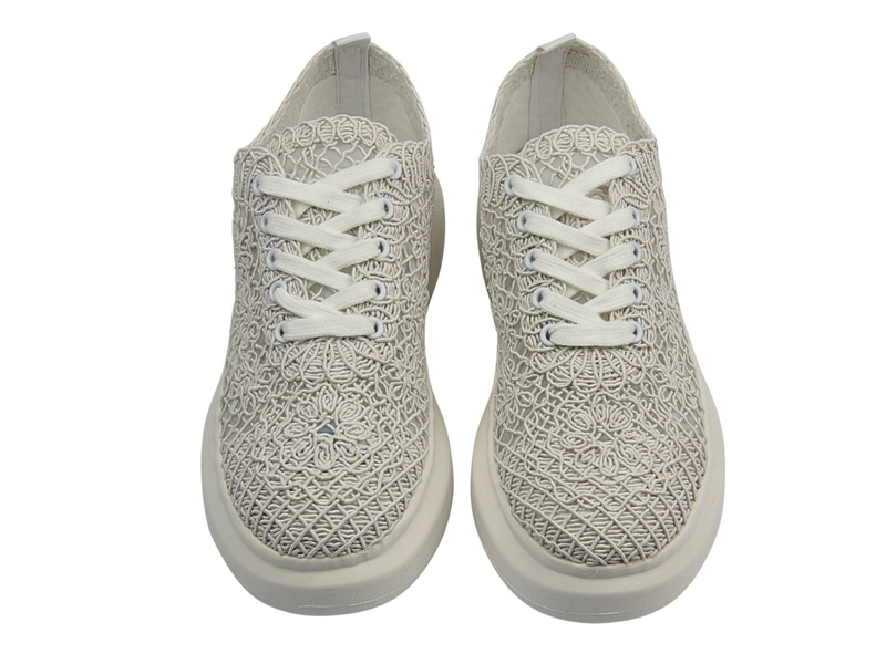 Dámské sportovní boty s krajkovým svrškem bílé Vinceza 17371