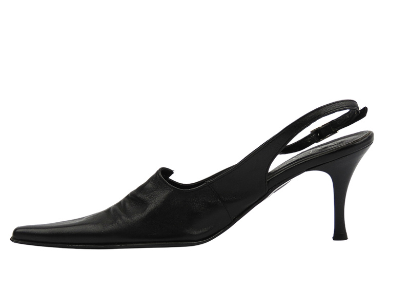 Černé lodičky na podpatku s nastavitelným páskem Sala 304