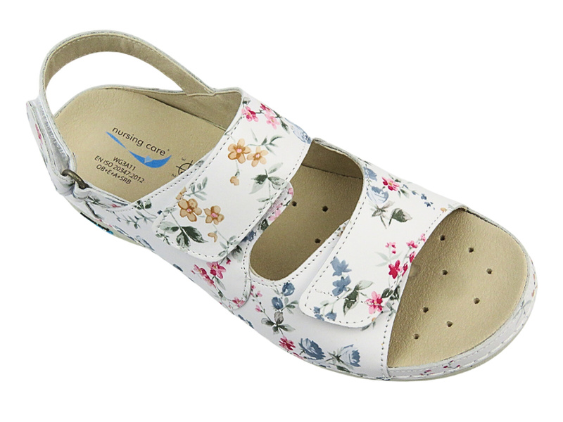 Vysoce kvalitní dámské zdravotní žabky - Nursing Care WG8F1, bílé s květy