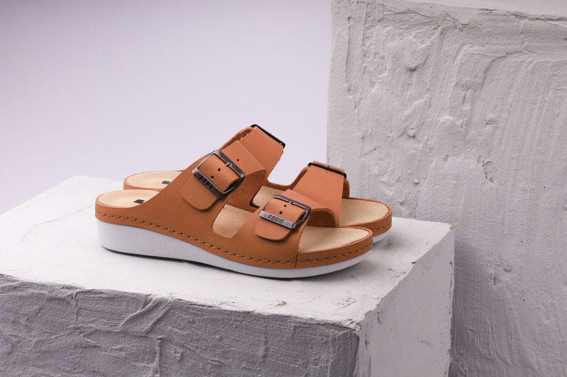 Dámské nazouváky s přezkami Leon 5012, hnědé  