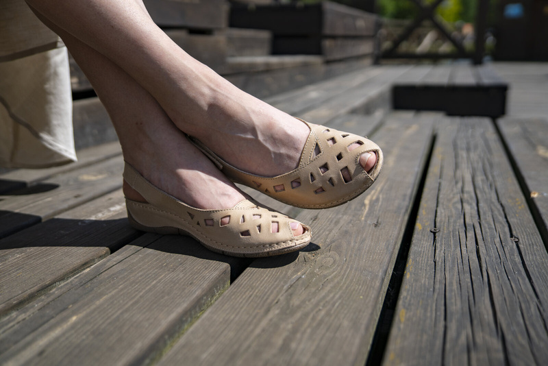 Dámské kožené sandály s výřezy - HELIOS Komfort 4027, světle béžová 2